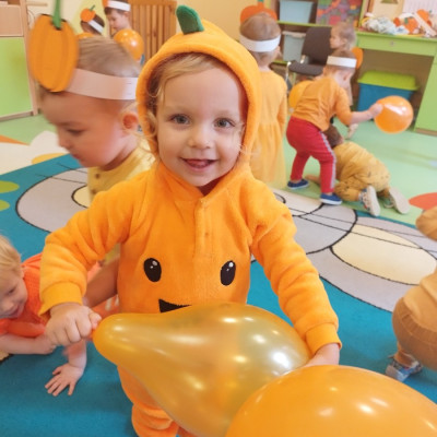 Zdjęcie przedstawia dzieci świętujące Dzień Dyni