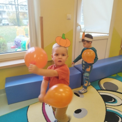 Zdjęcie przedstawia dzieci świętujące Dzień Dyni