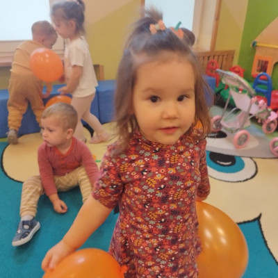 Zdjęcie przedstawia dzieci świętujące Dzień Dyni