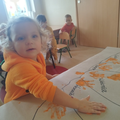 Zdjęcie przedstawia dzieci świętujące Dzień Dyni