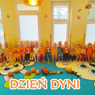 Zdjęcie przedstawia dzieci świętujące Dzień Dyni